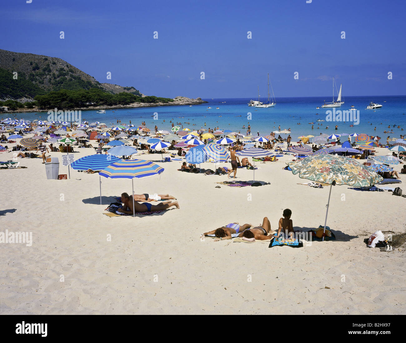 Geografia / viaggio, Spagna, Isole Baleari, Maiorca, Cala Ratjada, spiaggia a Cala Guya, turismo di massa, vacanze, vacanze, vacanze, viaggio, balneazione, , Foto Stock