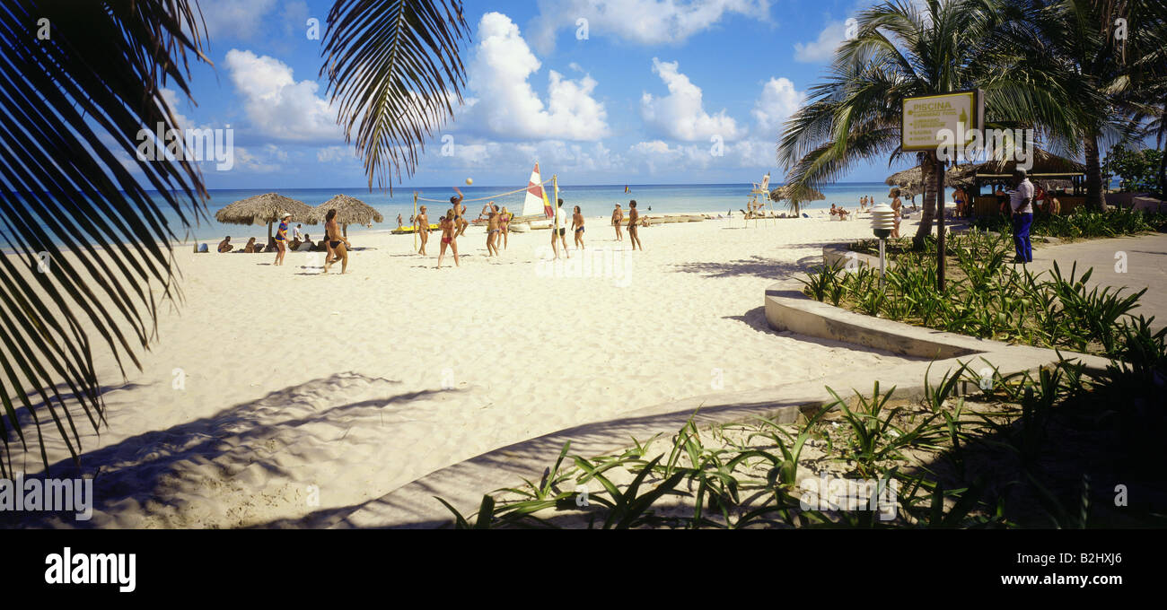 Geografia / viaggio, Cuba, Varadero, spiaggia, giocatori di pallavolo sulla spiaggia di fronte all'Hotel International, , Foto Stock