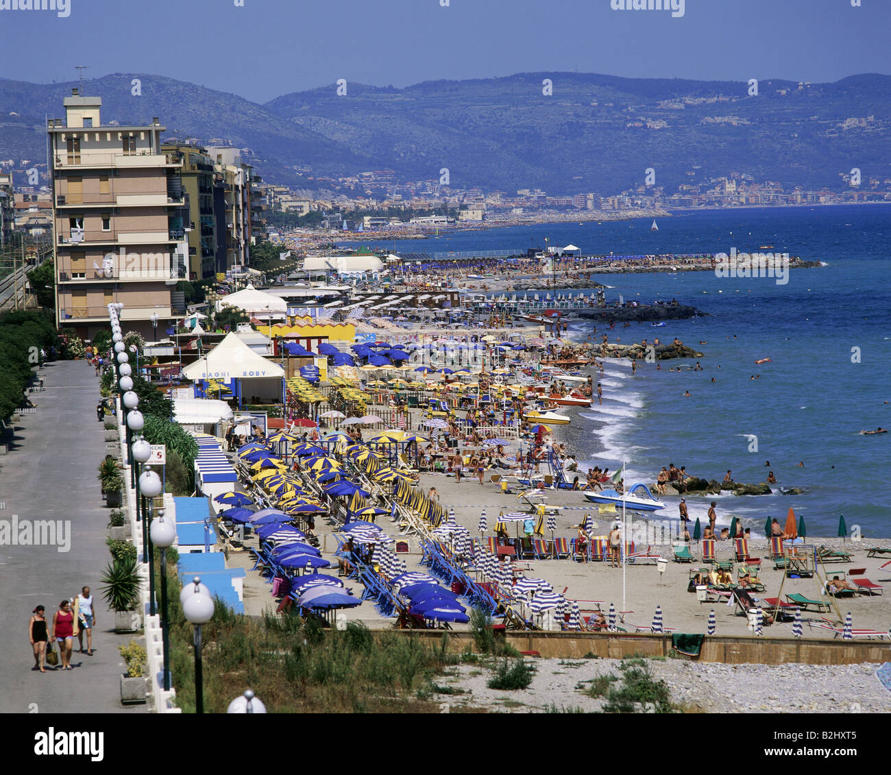 Geografia / viaggio, Italia, Loano, passeggiata, spiaggia, turismo di massa, vacanze, vacanze, vacanza, viaggio, ombrellone, vacanzieri, Foto Stock
