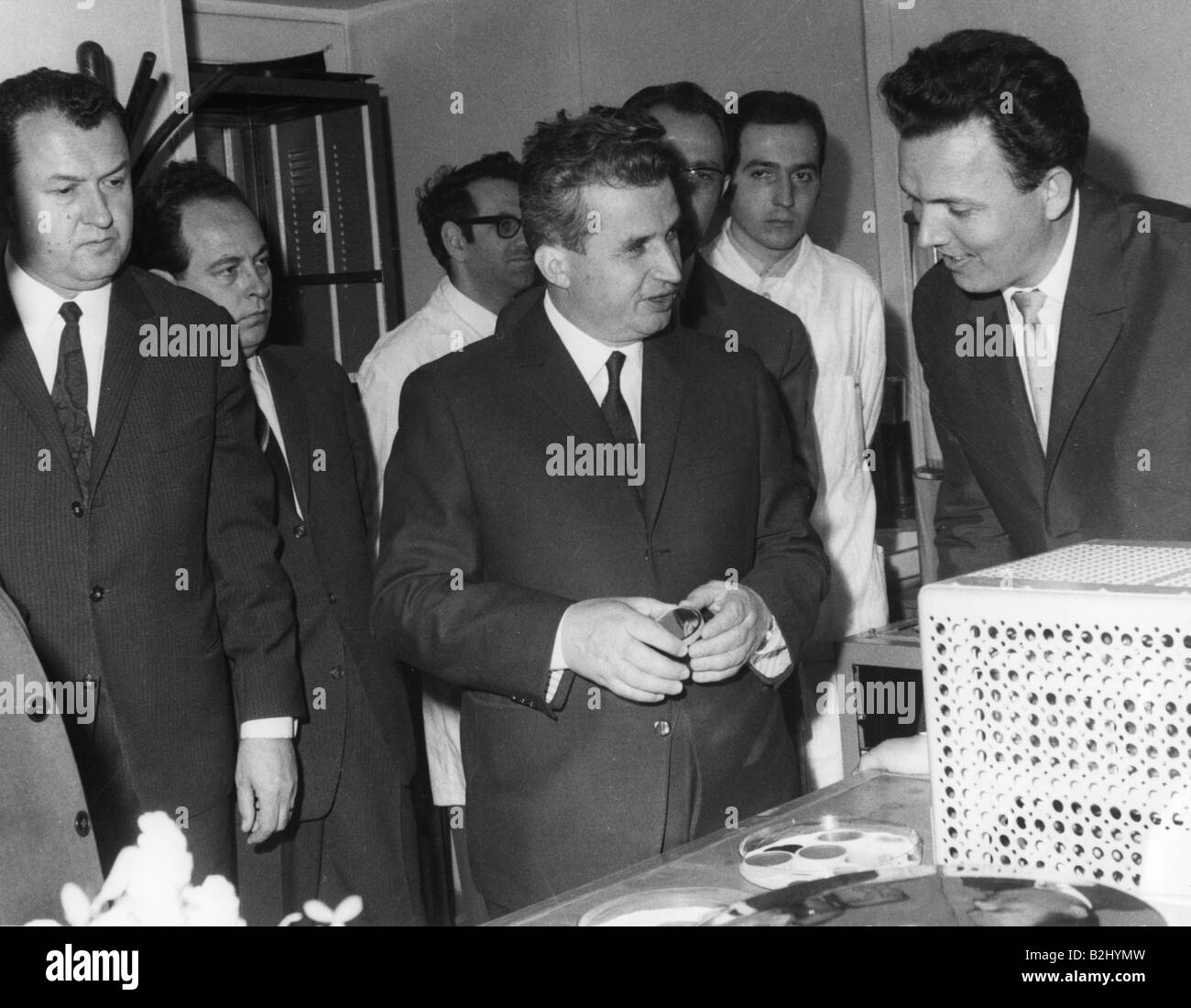 Ceausescu, Nicolae, 26.1.1918 - 25.12.1989, politico rumeno (PCR), Presidente 22.3.1965 - 22.12.1989, in visita all'Istituto di fisica atomica di Bucarest, 1970, Foto Stock