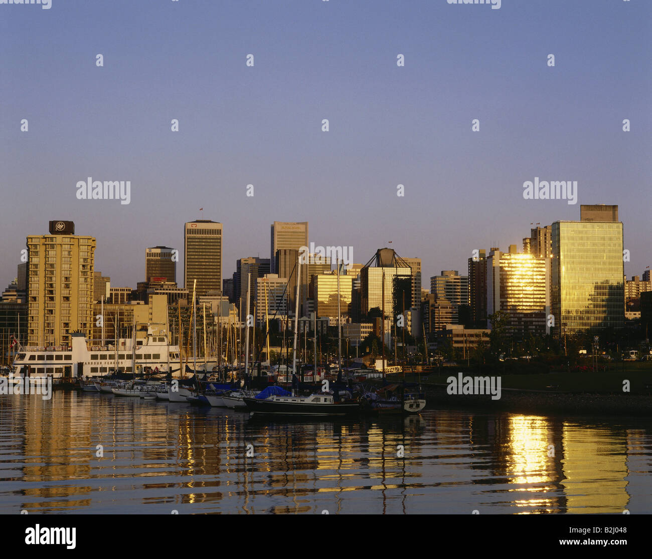 Geografia / viaggio, Canada, Vancouver, porto, Coal Harbour, marina, skyline, crepuscolo, Foto Stock