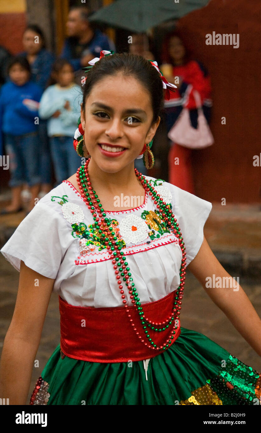 Una donna messicana in tradizionale costume contadina passeggiate AL  FESTIVAL DE SAN MIGUEL ARCANGELO PARADE di San Miguel De Allende MESSICO  Foto stock - Alamy