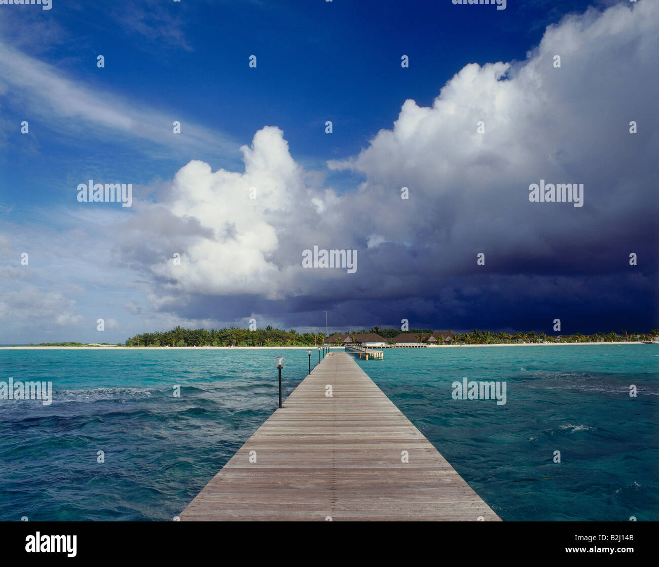 Geografia / viaggi, Maledive isole, Bodufinolhu Isola, Resort, passerella in mare Foto Stock