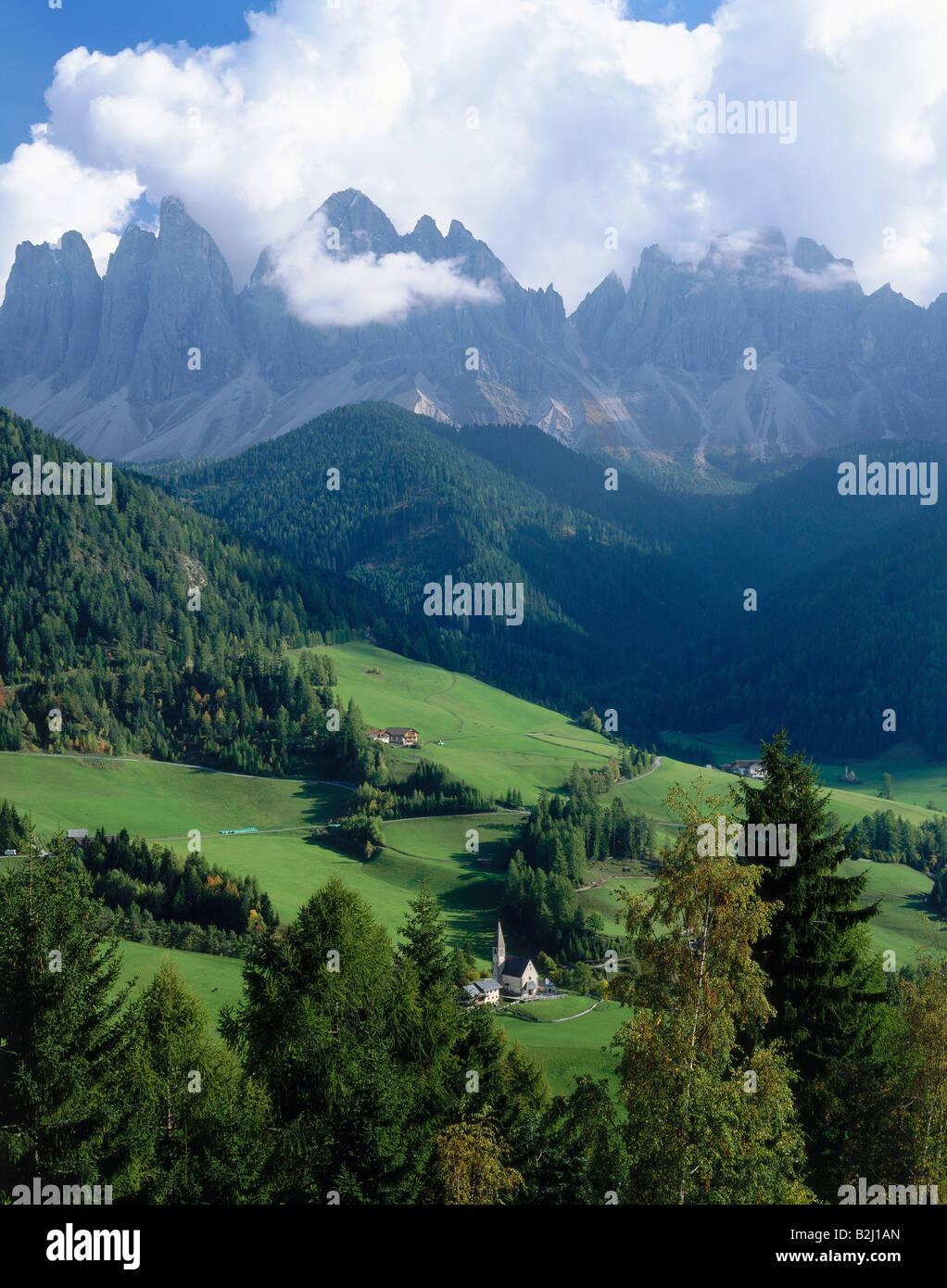 Geografia / viaggi, Italia, Alto Adige, Dolomiti, paesaggi, Villnoess valley, chiesa Santa Maddalena in Ranui, Geislerspitzen, M Foto Stock