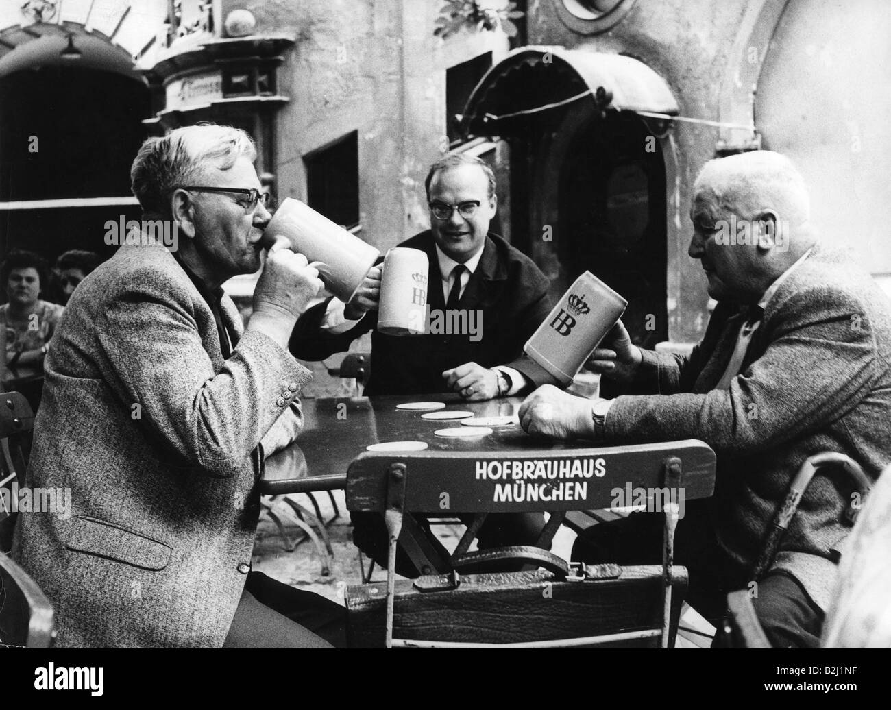 Geografia/viaggio, Germania, Monaco di Baviera, gastronomia, Hofbräuhaus, birreria all'aperto, 1964, Foto Stock