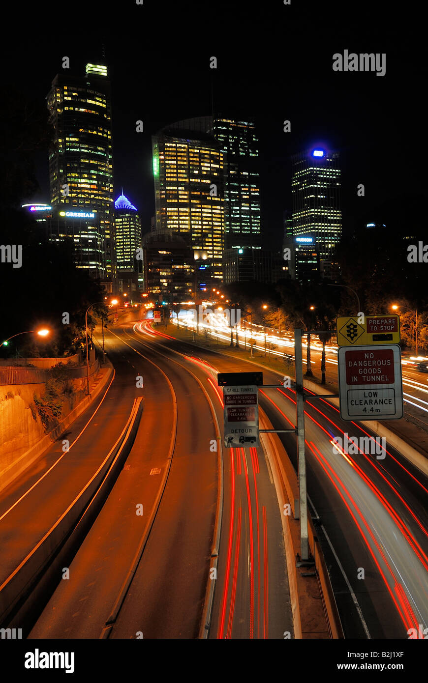 Il traffico su strada traccianti Sydney city night Nuovo Galles del Sud Australia Lampioni Foto Stock