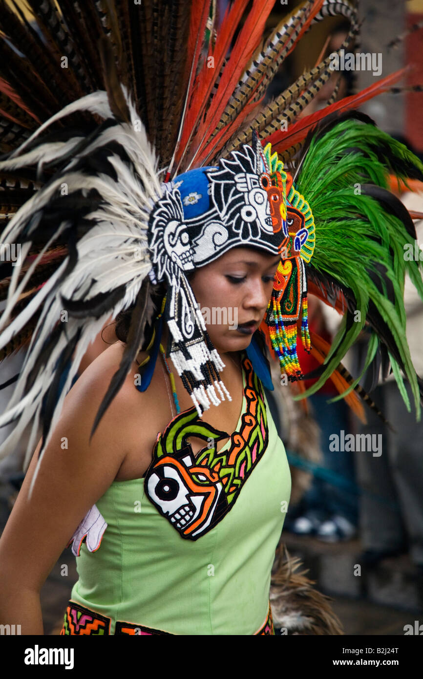 Una donna messicana in tradizionale costume contadina passeggiate AL  FESTIVAL DE SAN MIGUEL ARCANGELO PARADE di San Miguel De Allende MESSICO  Foto stock - Alamy