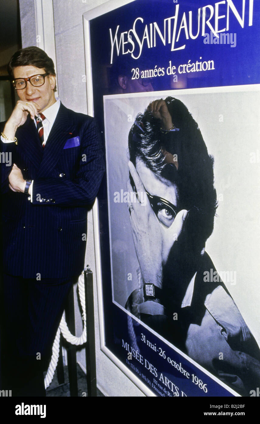 Saint-Laurent, Yves, 1.8.1936 - 1.6.2008, designer francese (moda), a metà lunghezza, durante la mostra di 'Yves Saint-Laurent, 28 Anni Di Creazione', Louvre, Parigi, 31.5. - 26.10.1986, Foto Stock