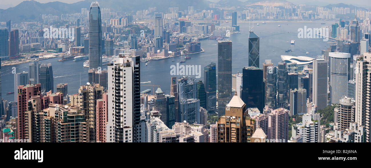 Vista panoramica di Hong Kong e Kowloon da Victoria Peak Tower. Hong Kong, Cina, SAR. Foto Stock