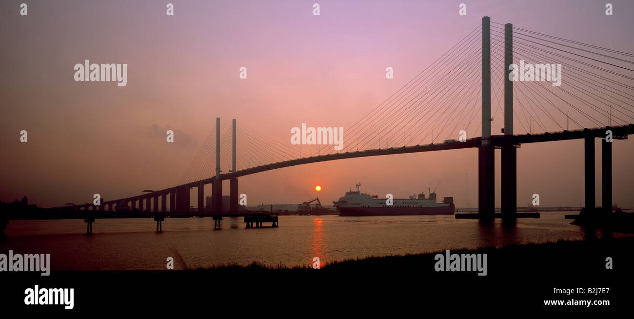 Panoramica della Queen Elizabeth II bridge, Dartford crossing. Londra, Kent, Inghilterra, Regno Unito. Foto Stock
