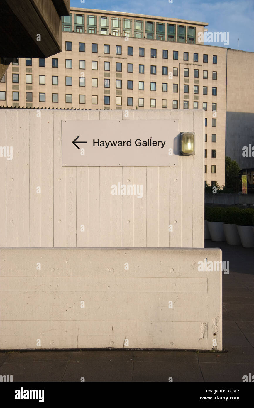 Segno su un muro di South Bank di Londra che punti alla Hayward Gallery Foto Stock