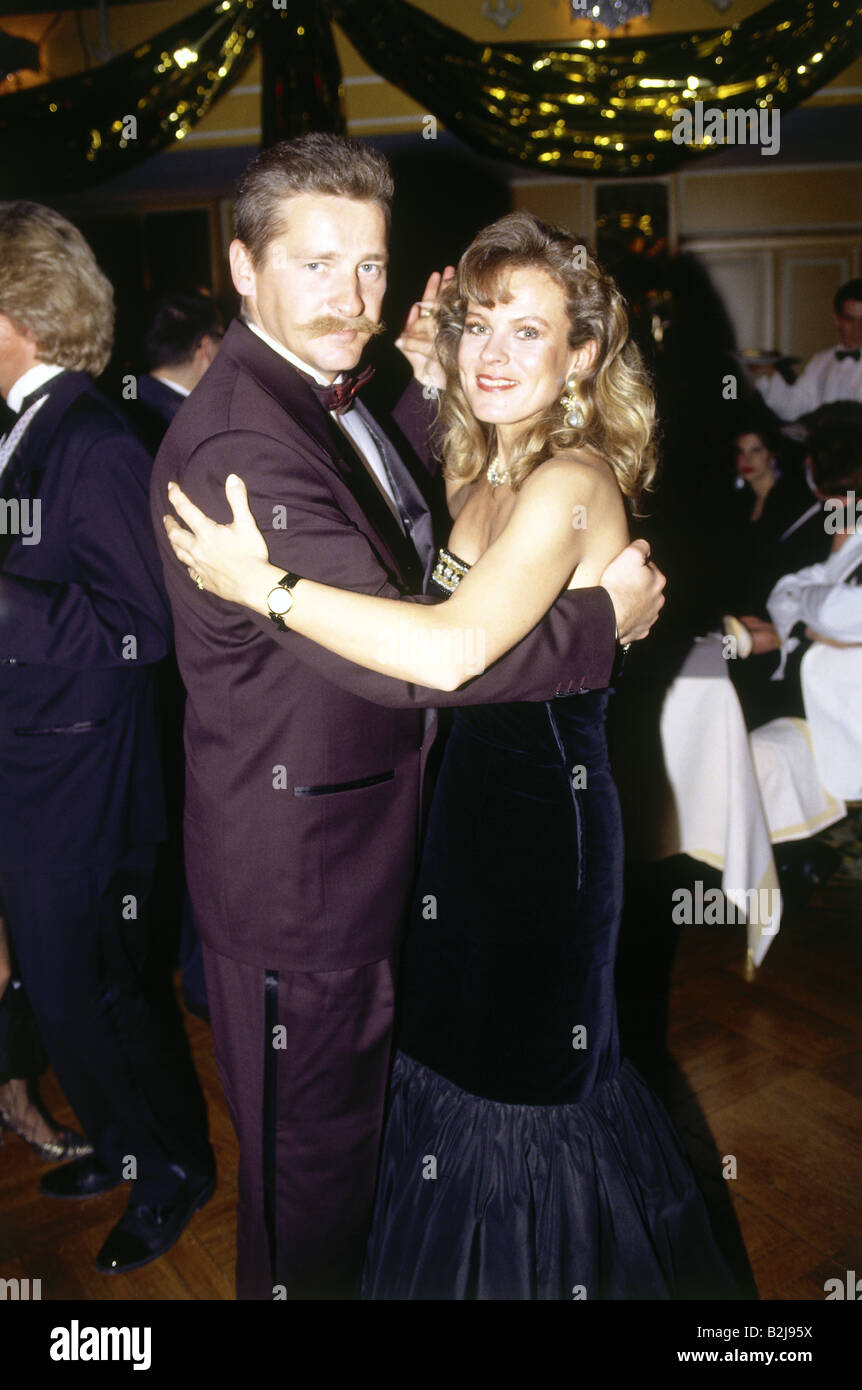 L'Arronge, Andrea, * 7.4.1957, attrice tedesca, mezza lunghezza, con marito Karlheinz 'Charly' Reichenwallner Dancing, Deutscher Filmball, Hotel Bayerischer Hof, Monaco di Baviera, 1993, Foto Stock