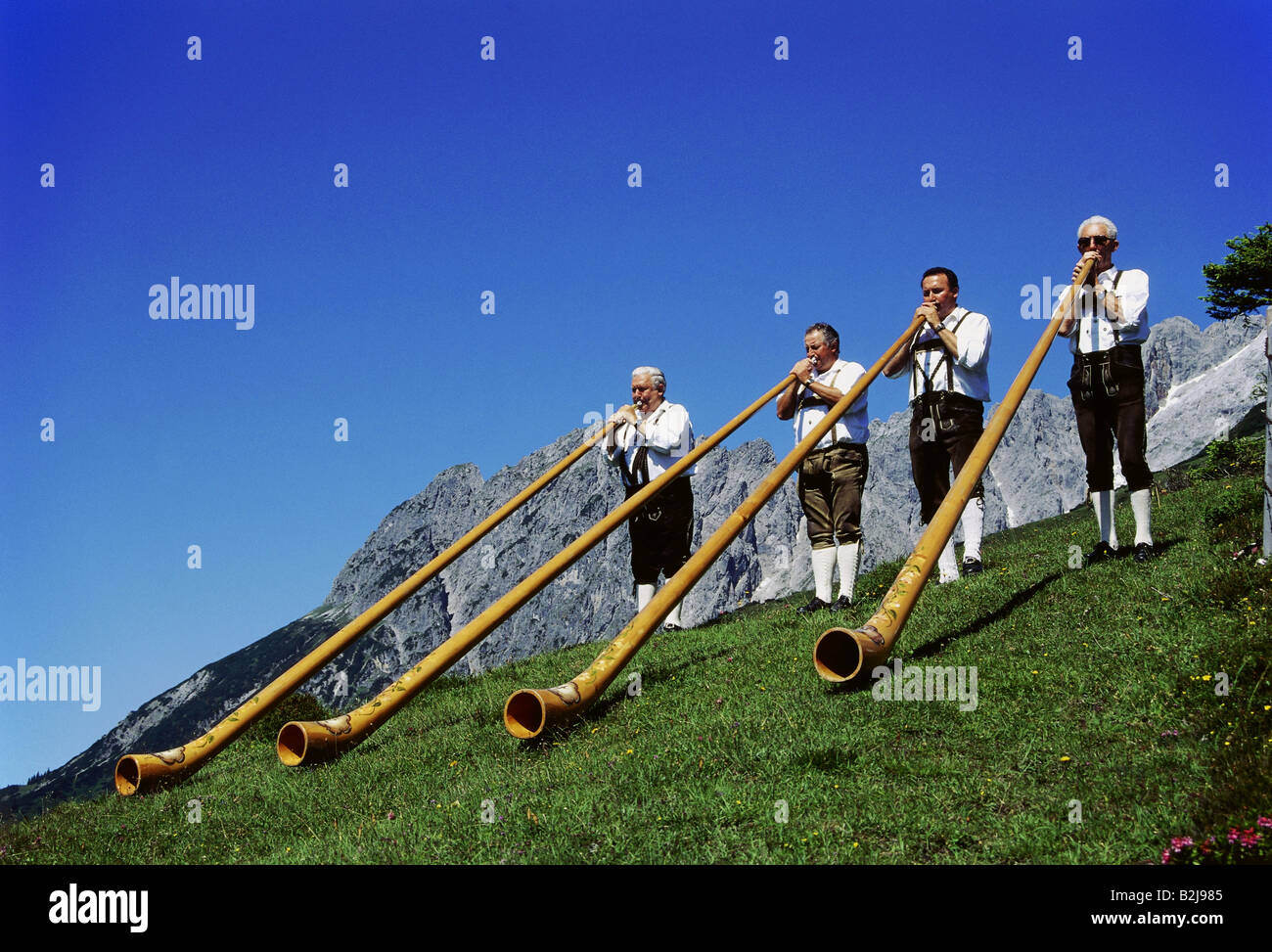 Musica, musicista, alphorn alphorn, giocatori, di fronte al monte Hochkönig, Salisburgo, Austria, Additional-Rights-Clearance-Info-Not-Available Foto Stock