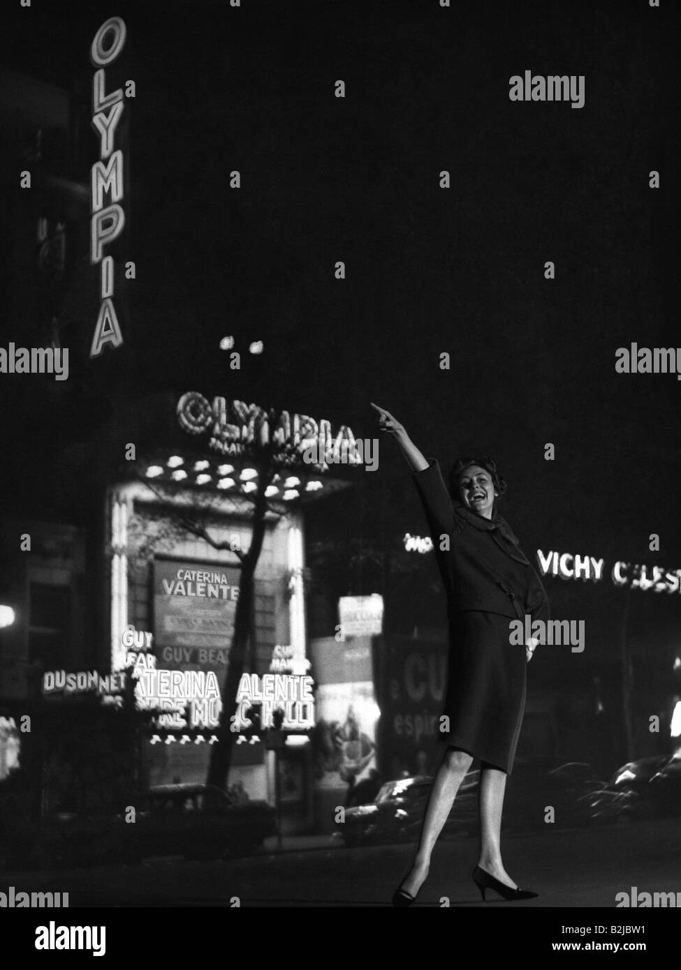 Valente, Caterina, * 14.1.1931, attrice e cantante italiana, a tutta lunghezza, davanti al cinema, 1950s, di notte, buio, pubblicità illuminata, , Foto Stock