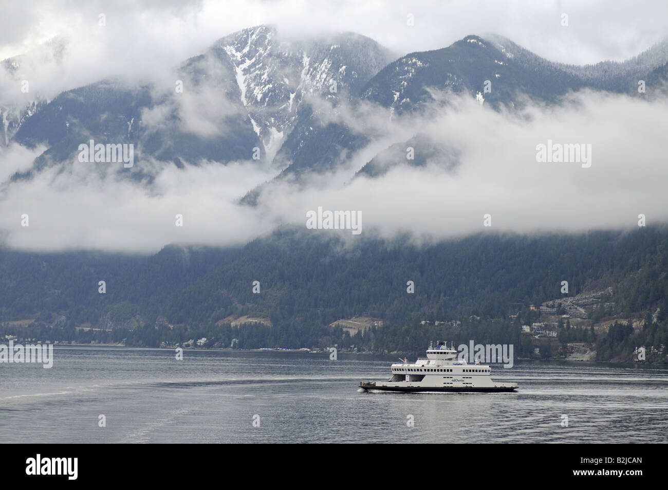 La regina di Capilano vele passato montagne costiere occidentali della Columbia britannica in stretto di Georgia a nord di Vancouver. Foto Stock