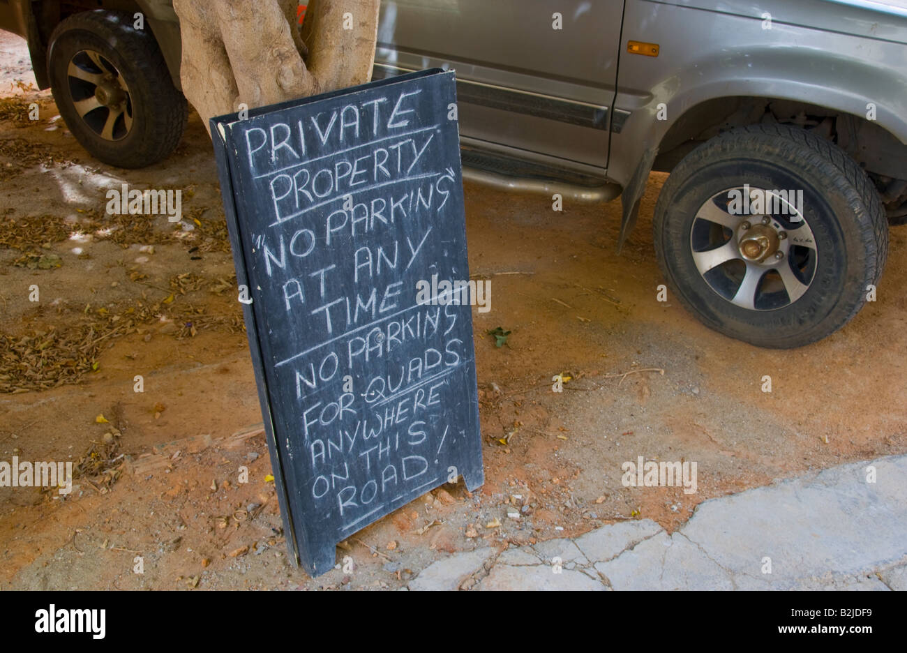 Nessun segno di parcheggio sul lato della strada di Malia Città Vecchia sulla Grecia isola mediterranea di creta GR EU Foto Stock