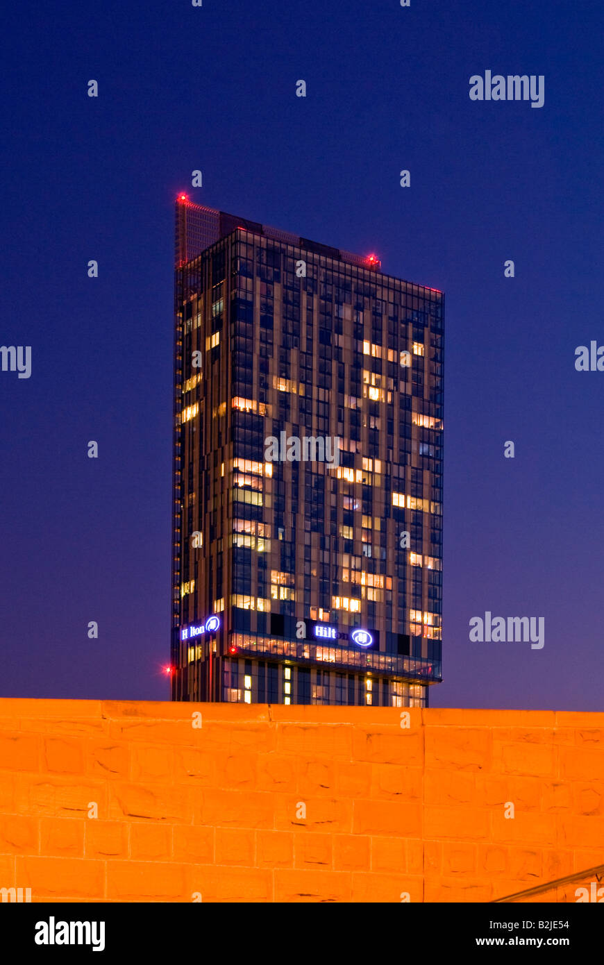 Hilton hotel di notte, Manchester REGNO UNITO Foto Stock