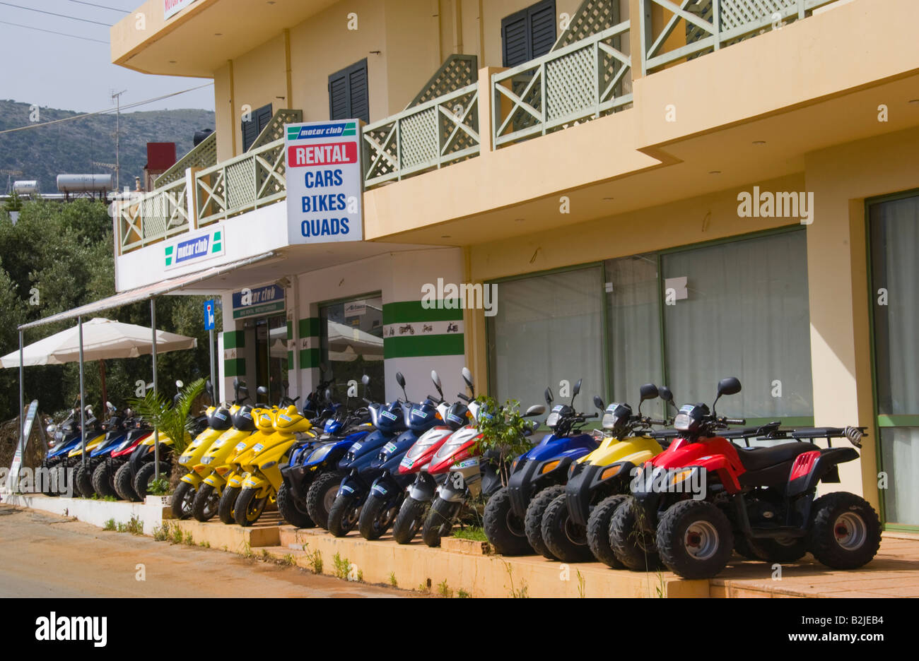 Quad auto noleggio di biciclette e scooter shop in Malia Città Vecchia sulla Grecia isola mediterranea di creta GR EU Foto Stock