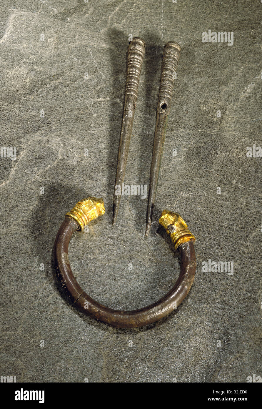 Belle arti, mondo antico, Persia, gioielli, cloakpins, 10,5 cm, 11 cm, argento, bangle, Anatolia, argento, i monili in oro, diametro 6 cm, prima metà del primo millennio, Prehistoric Collezione statale, Monaco di Baviera, artista del diritto d'autore non deve essere cancellata Foto Stock Belle arti, mondo antico, Persia, gioielli, cloakpins, 10,5 cm, 11 cm, argento, bangle, Anatolia, argento, i monili in oro, diametro 6 cm, prima metà del primo millennio, Prehistoric Collezione statale, Monaco di Baviera, artista del diritto d'autore non deve essere cancellata Foto Stock