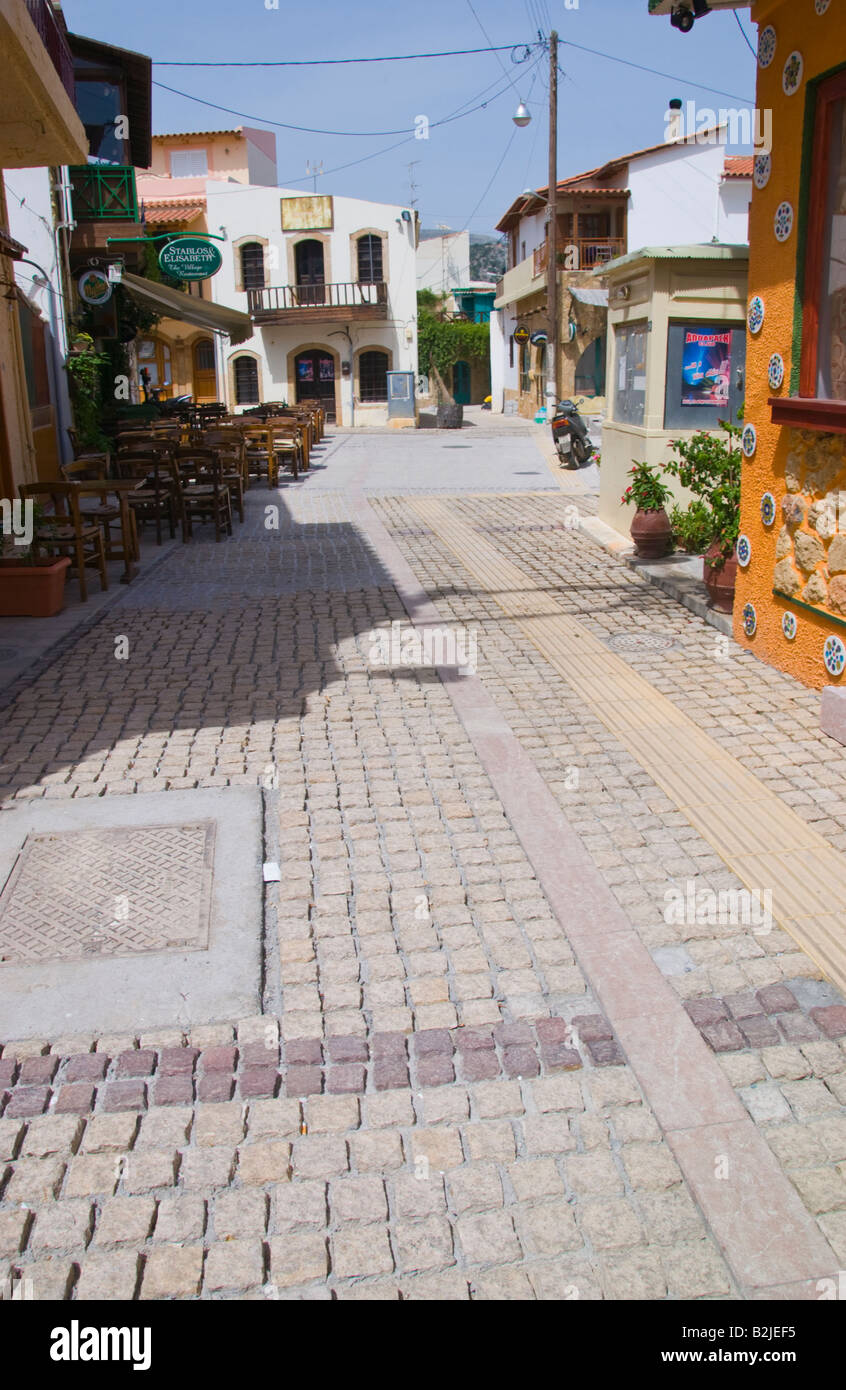 Visualizza in basso strada stretta con la moderna pavimentazione in Malia Città Vecchia sulla Grecia isola mediterranea di creta GR EU Foto Stock