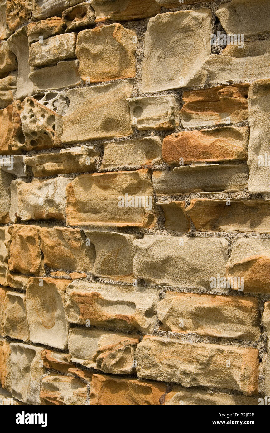 Fortemente alterati blocchi di arenaria nella parete di un lungomare porto edificio, Porthcawl, S del Galles, UK Europa Foto Stock