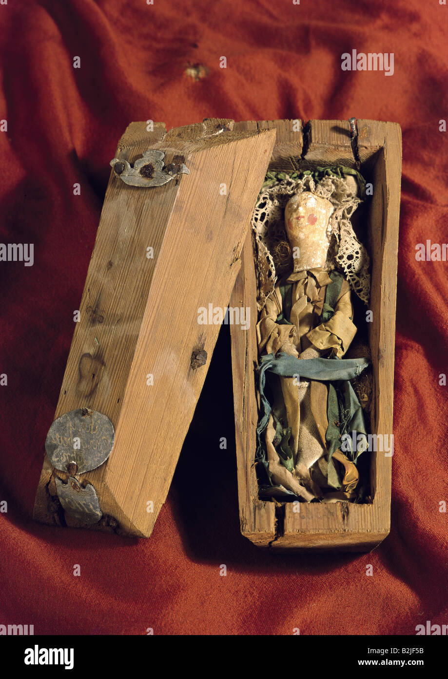 Giocattoli, bambole, cofanetto per bambole, iscrizione sul coperchio della bara, 'Ruhe ist der Arbeit Lohn' (Il Resto è la ricompensa del duro lavoro), Lubecca, 1710, Foto Stock