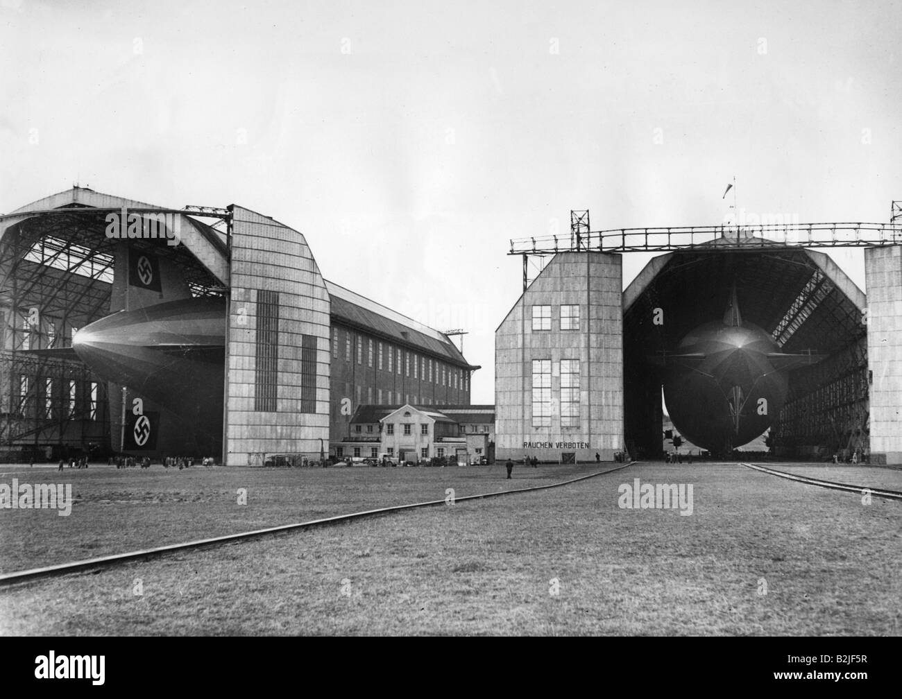 Trasporti/trasporti, aviazione, aeronavi, Zeppelin, LZ 129 'Hindenburg' e LZ 'Graf Zeppelin' negli hangar, Friedrichshafen, 26.3.1933, Foto Stock