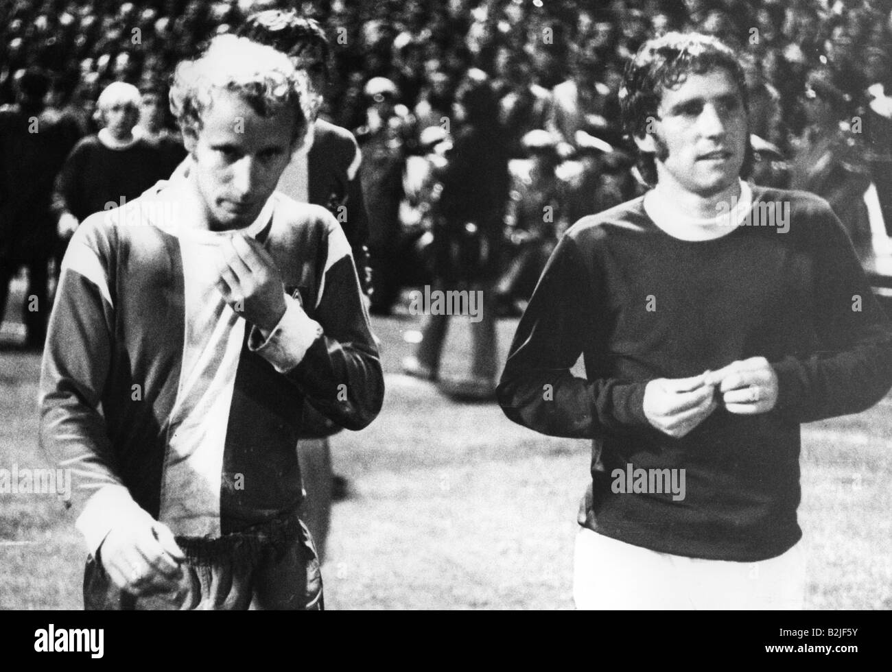 Palla, Alan, 12.5.1945 - 24.4.2007, atleta britannico (calcio), mezza lunghezza, con Berti Vogts, dopo la partita Borussia Mönchengladbach contro FC Everton, 3.11.1970, Foto Stock