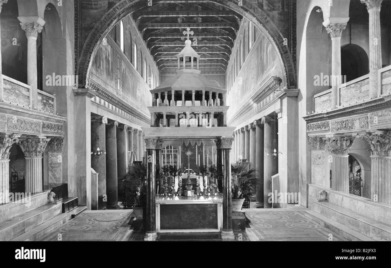 Geografia, Italia, città, Roma, chiese, San Lorenzo fuori Le Mura, costruito dall'imperatore Konstantin, vista interna, cartolina fotografica, 20th secolo, basilica, architettura, patriarcato Roma, stati papali, Vaticano, Europa, altare, chiesa di pellegrinaggio, consacrata a San Lorenzo, reliquie, storico, storico, Basilica di San Lorenzo fuori le Mura, Foto Stock