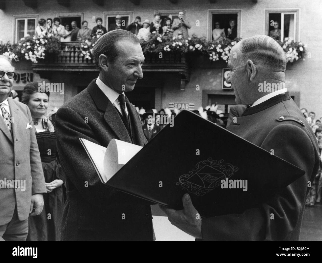 Waldheim, Kurt, 21.12.1918 - 14.6.2007, diplomatico e politico austriaco, Segretario generale delle Nazioni Unite 1.11972 - 31.2.1981, che riceve la cittadinanza onoraria di Waldrain a Pongau, con il sindaco Josef Emberger, 20.8.1972, Foto Stock