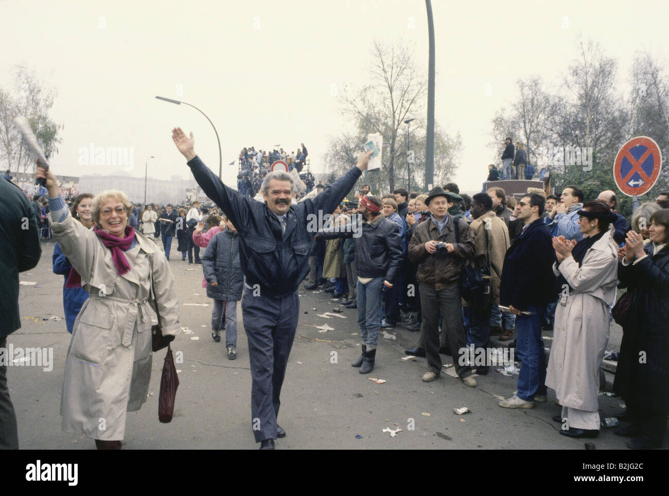 Geografia/viaggio, Germania, riunificazione, caduta del muro di Berlino, 9.11.1989, checkpoint Bernauer Strasse, 10.11.1989, Germania orientale, GDR, apertura, folla, 20th secolo, storico, novembre '89, novembre 89, persone, felicità, libertà, 1980s, Foto Stock