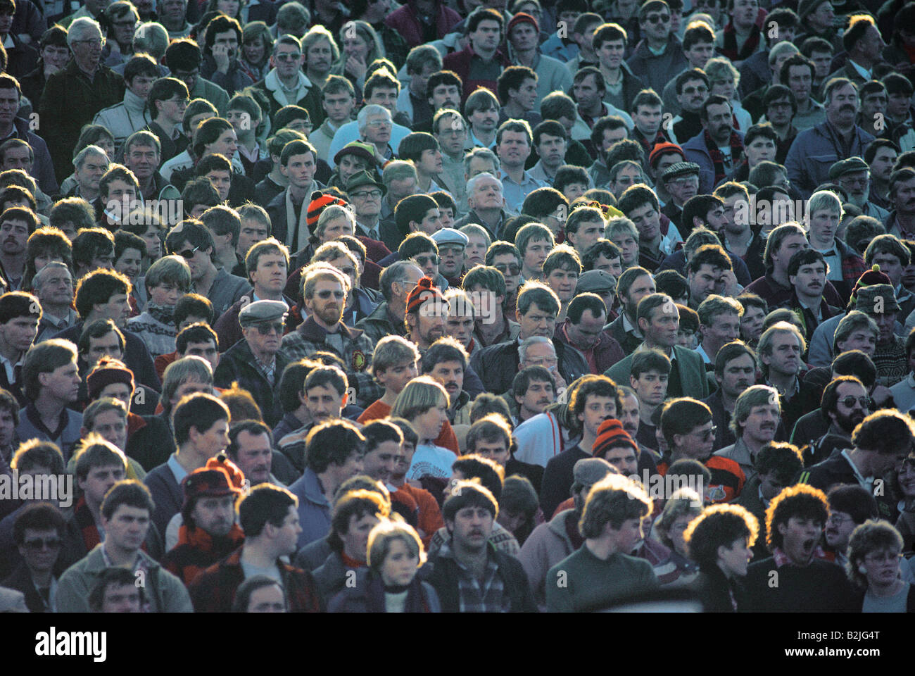 Folla di spettatori in campo sportivo. Foto Stock