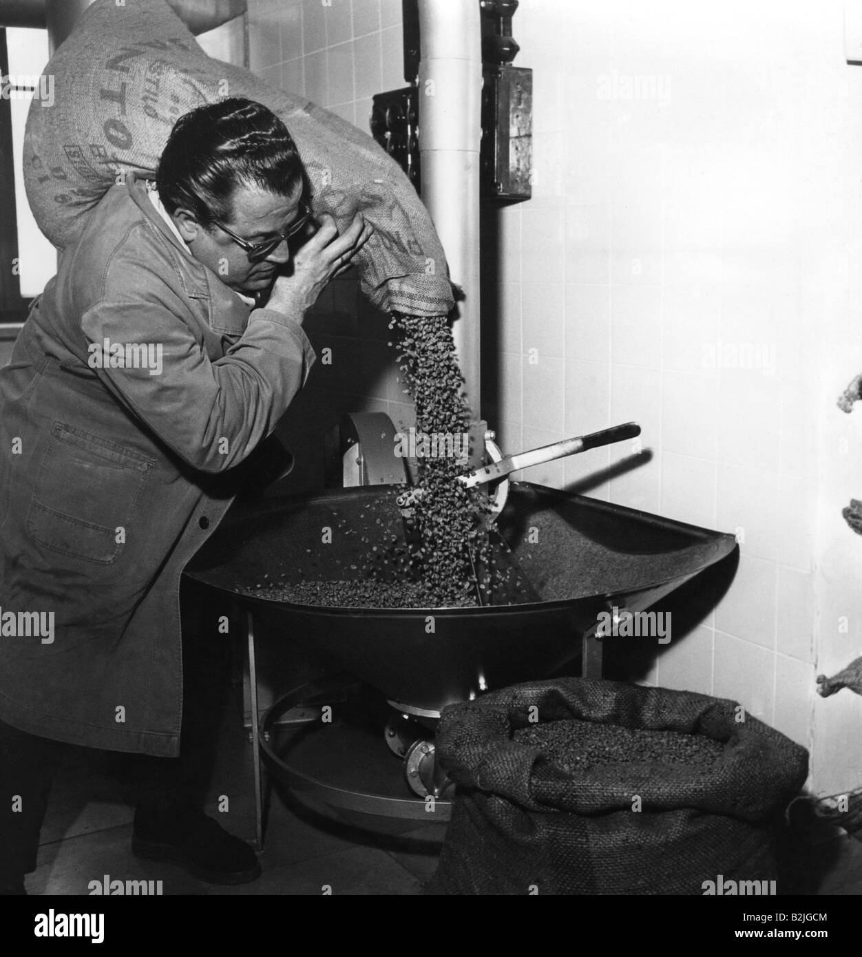 fodera e bevande, caffè, torrefazione del caffè, torrefore di lavoro con chicchi di caffè, 1970s, Foto Stock
