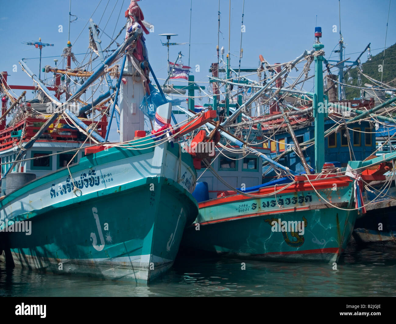 Gamberi colorate barche nel porto di Koh Pha Ngan isola in Tailandia Foto Stock