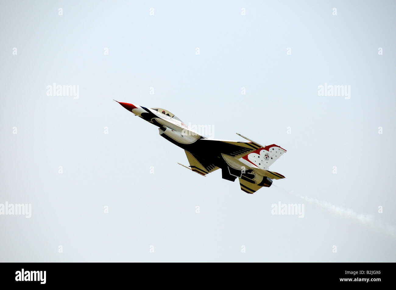La US Air Force Thunderbirds aria squadrone dimostrativo Thunderbirds USAF F-16 getti mettere su una mostra a Rochester, New York. Stati Uniti d'America. Foto Stock