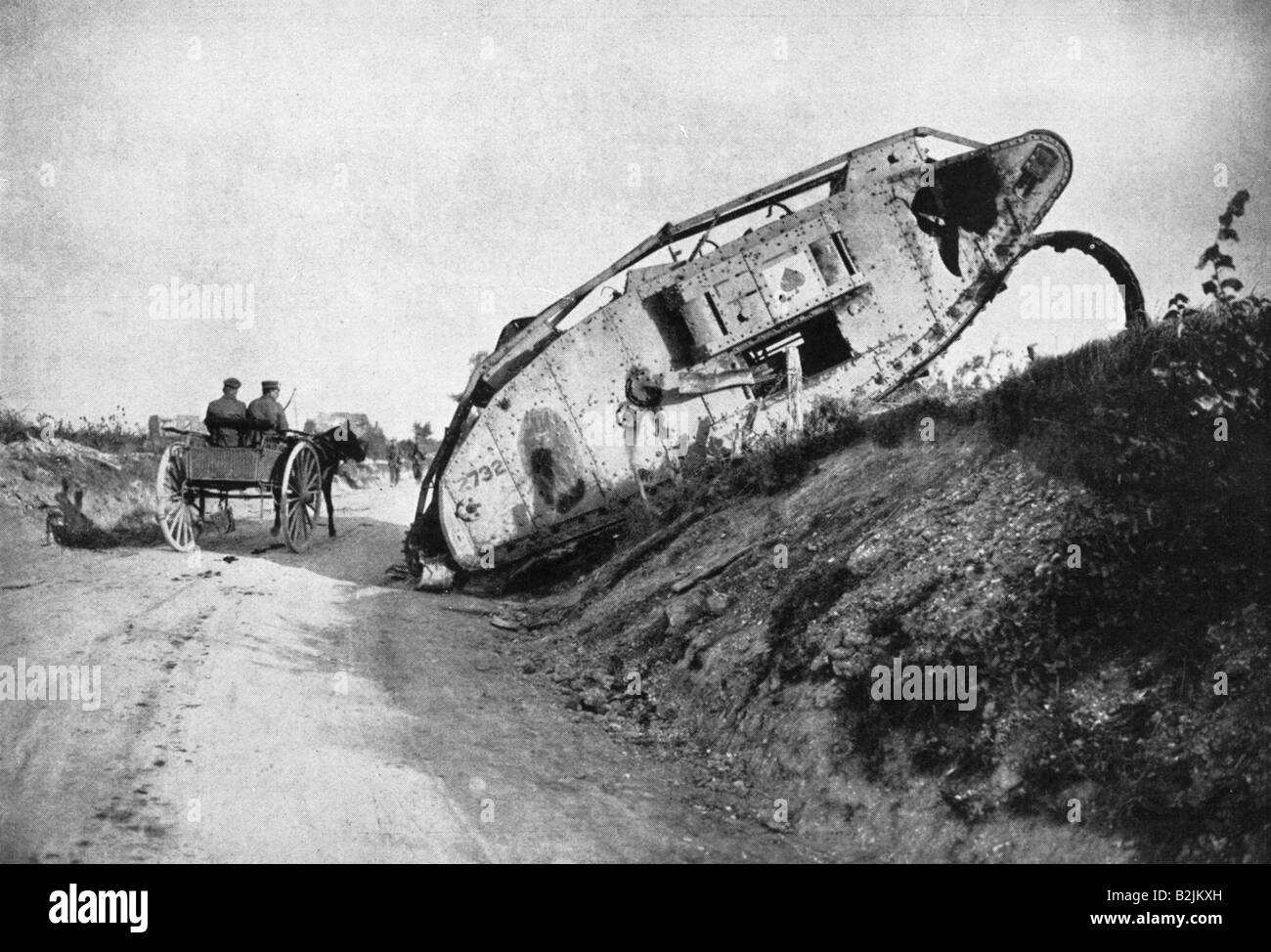 Eventi, Prima guerra mondiale / prima guerra mondiale, fronte occidentale, bussato alla British Tank Mark IV a Cambrai - Peronne strada, Francia, 1918, Foto Stock