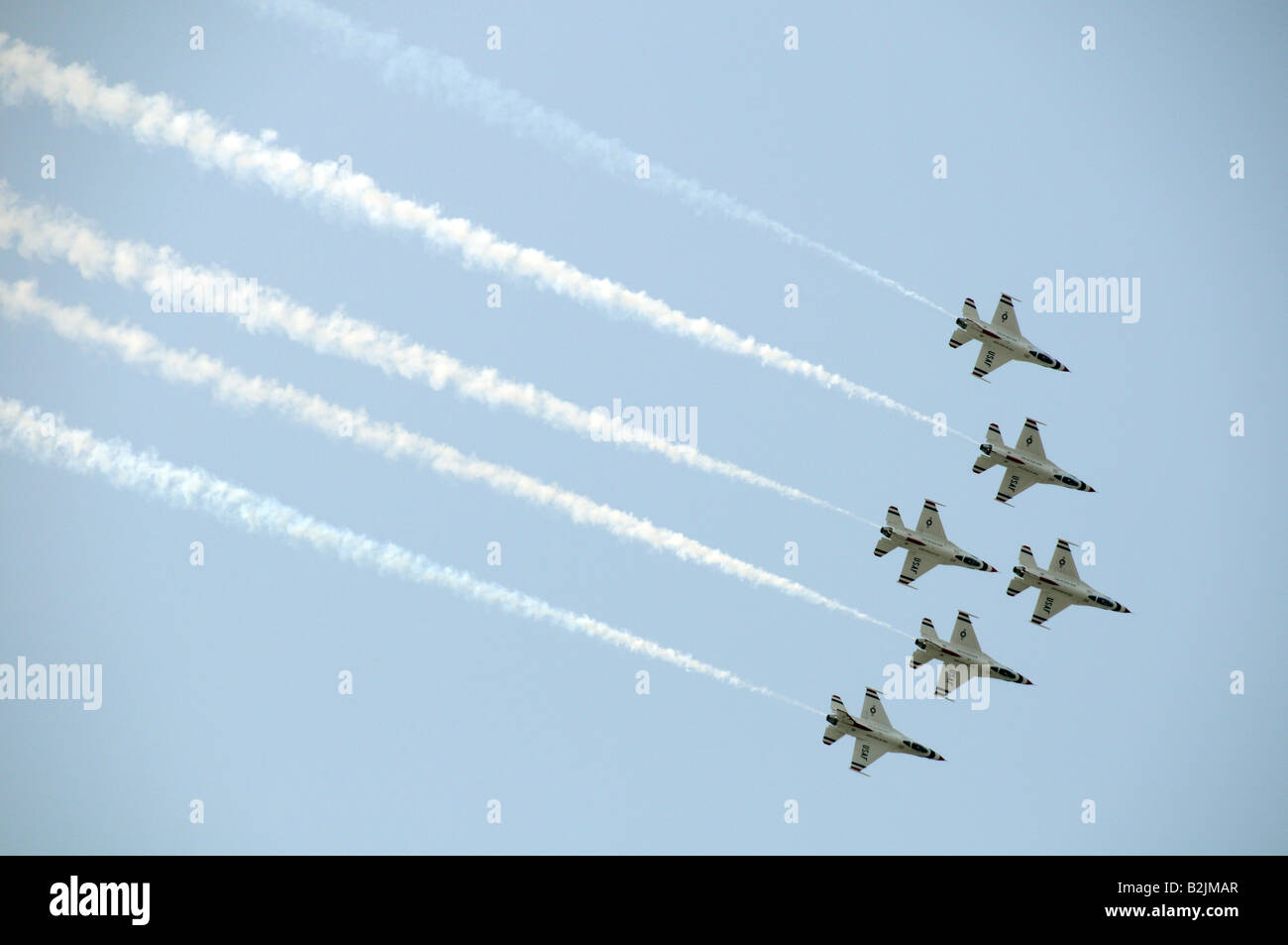 La US Air Force Thunderbirds aria squadrone dimostrativo Thunderbirds USAF F-16 getti mettere su una mostra a Rochester, New York. Stati Uniti d'America. Foto Stock