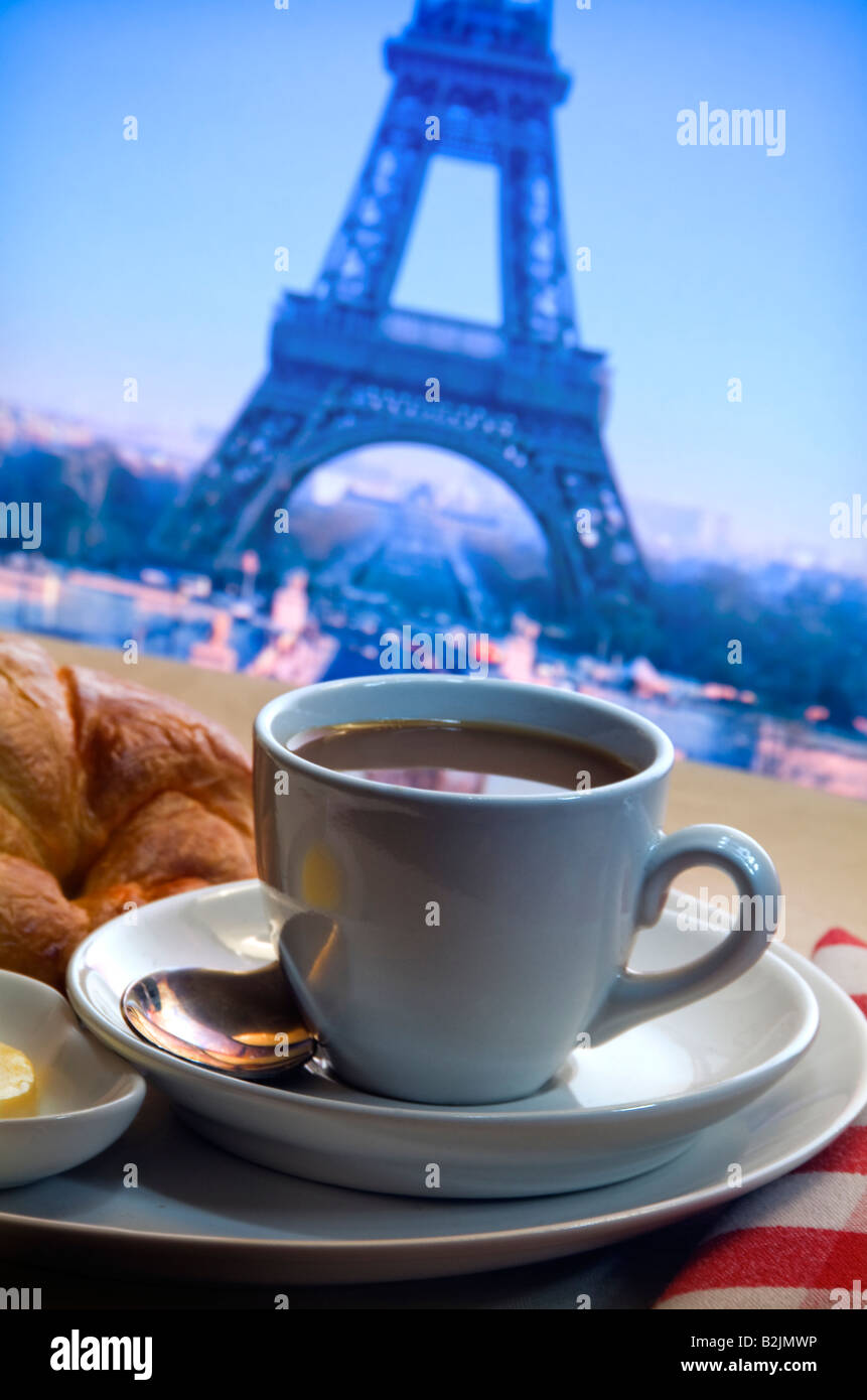 Parisian continental colazione a base di caffè e croissant e burro sul tavolo del bar con la Torre Eiffel sullo sfondo Parigi Francia Foto Stock