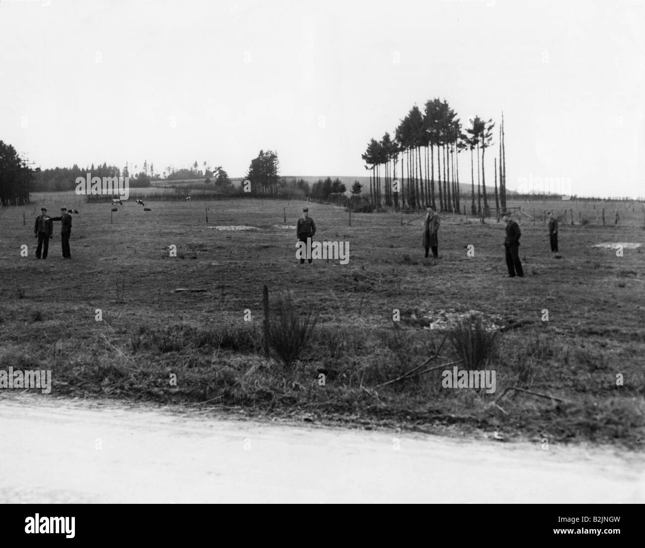 Eventi, Seconda guerra mondiale / seconda guerra mondiale, crimini di guerra, massacro di Malmedy, 17.12.1944, sopravvissuti al sito, 9.4.1946, da sinistra: Samuel Dobyns, Kenneth F. Ahrens, Omar D. Ford, Kenneth E. Kingston, Carl R. Daub, Virgil P. Larry, Foto Stock