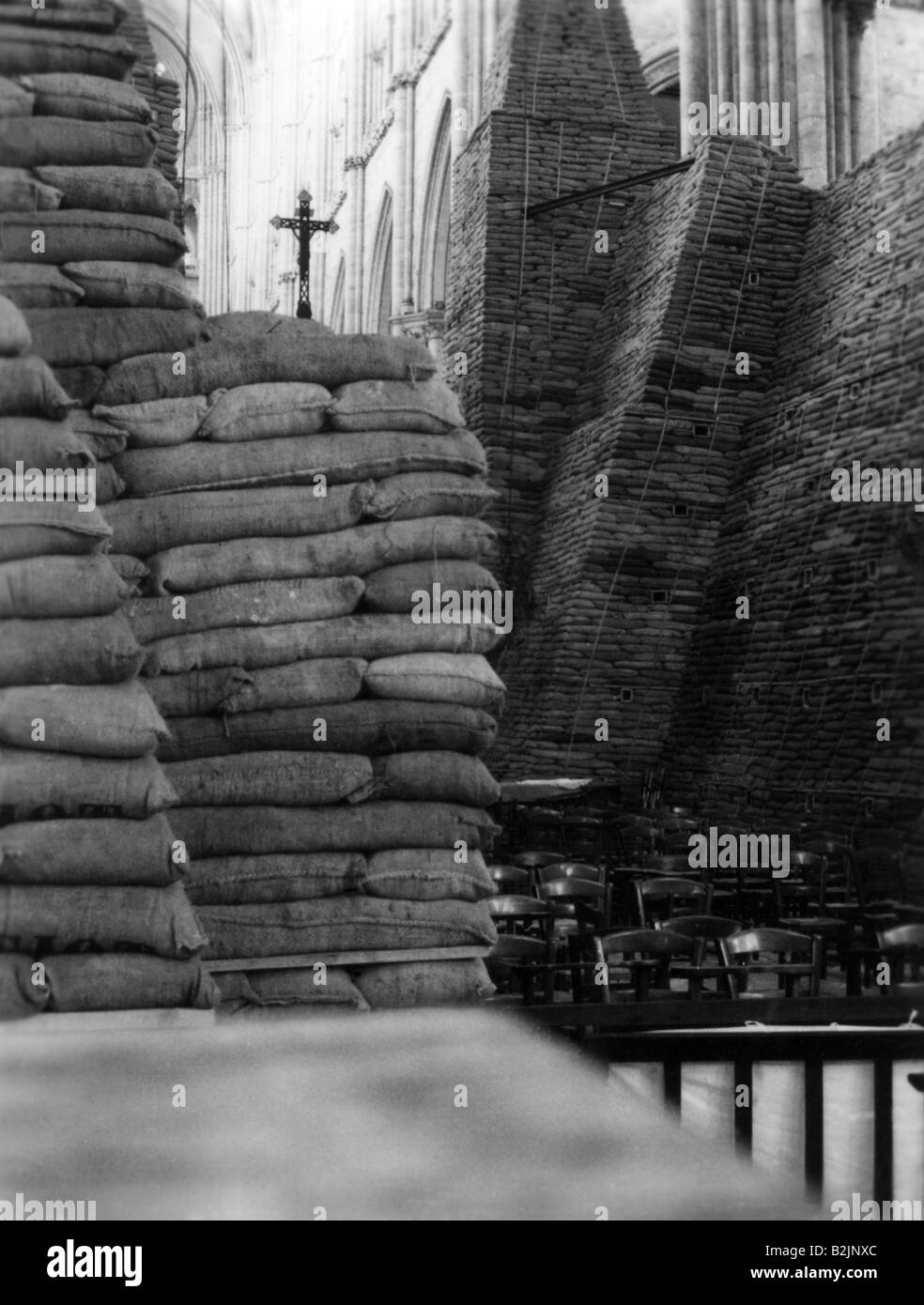 Eventi, Seconda guerra mondiale / seconda guerra mondiale, Francia, Amiens, cattedrale, sacchi di sabbia che coprono l'altare, estate 1940, Foto Stock