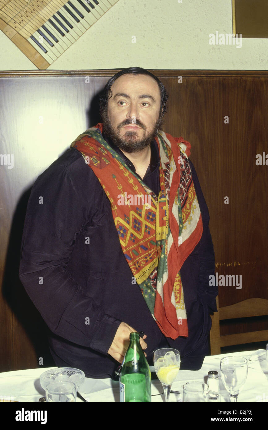 Pavarotti, Luciano, 12.10.1935 - 6.9.2007, musicista/artista italiano, cantante, (tenore), mezza lunghezza, incontro stampa, durante la visita a Monaco di Baviera, luglio 1986, Foto Stock