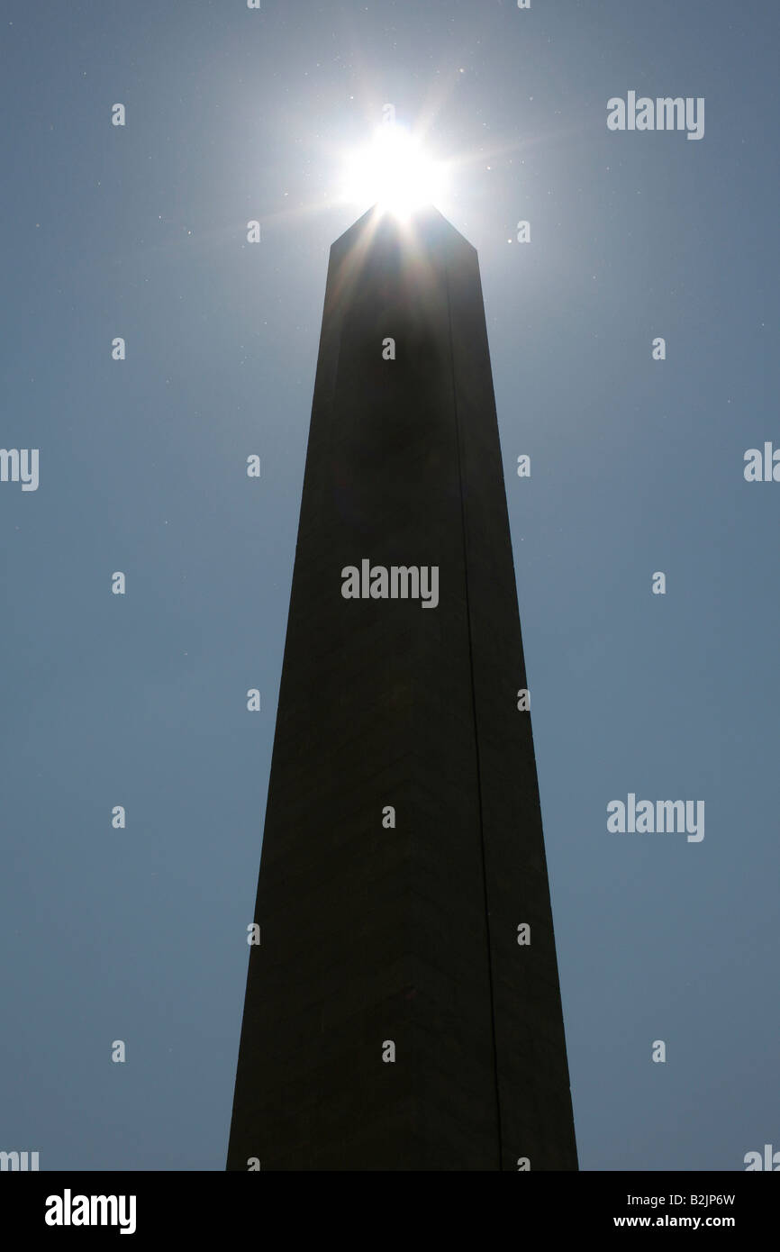 Ciuffi di pioppi neri americani deriva Sergant intorno al monumento di Floyd picco con sun dietro Sioux City Iowa Foto Stock