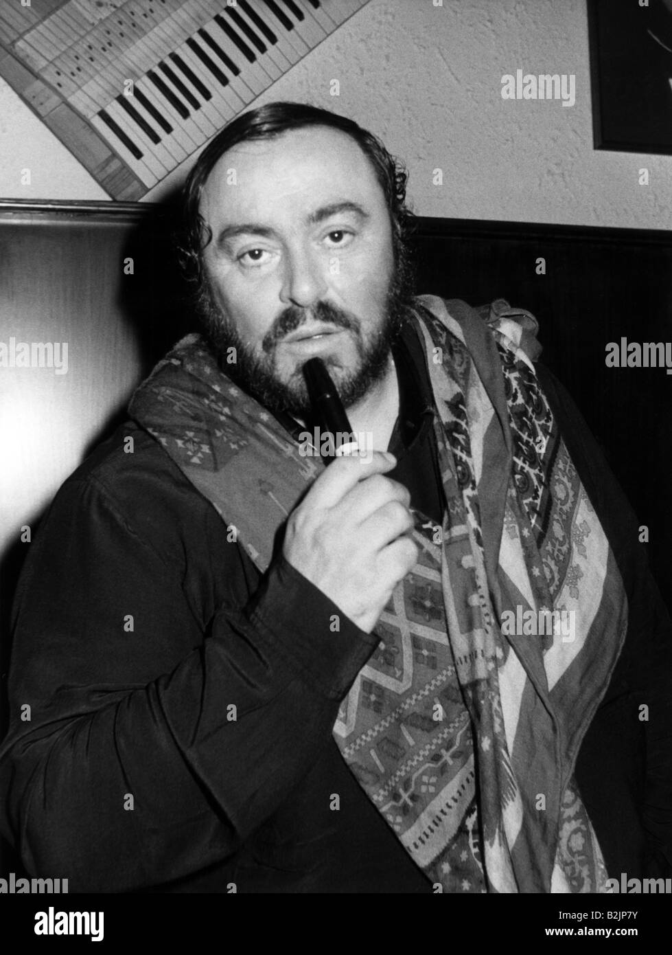 Pavarotti, Luciano, 12.10.1935 - 6.9.2007, musicista/artista italiano, cantante, (tenore), mezza lunghezza, incontro stampa, durante la visita a Monaco di Baviera, luglio 1986, Foto Stock