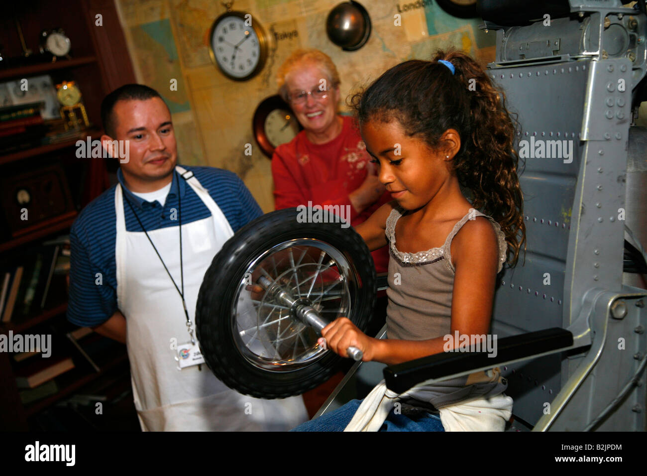 Ragazza giovane e docente presso il Temecula Museo per Bambini Temecula Riverside County in California usa stati uniti Foto Stock