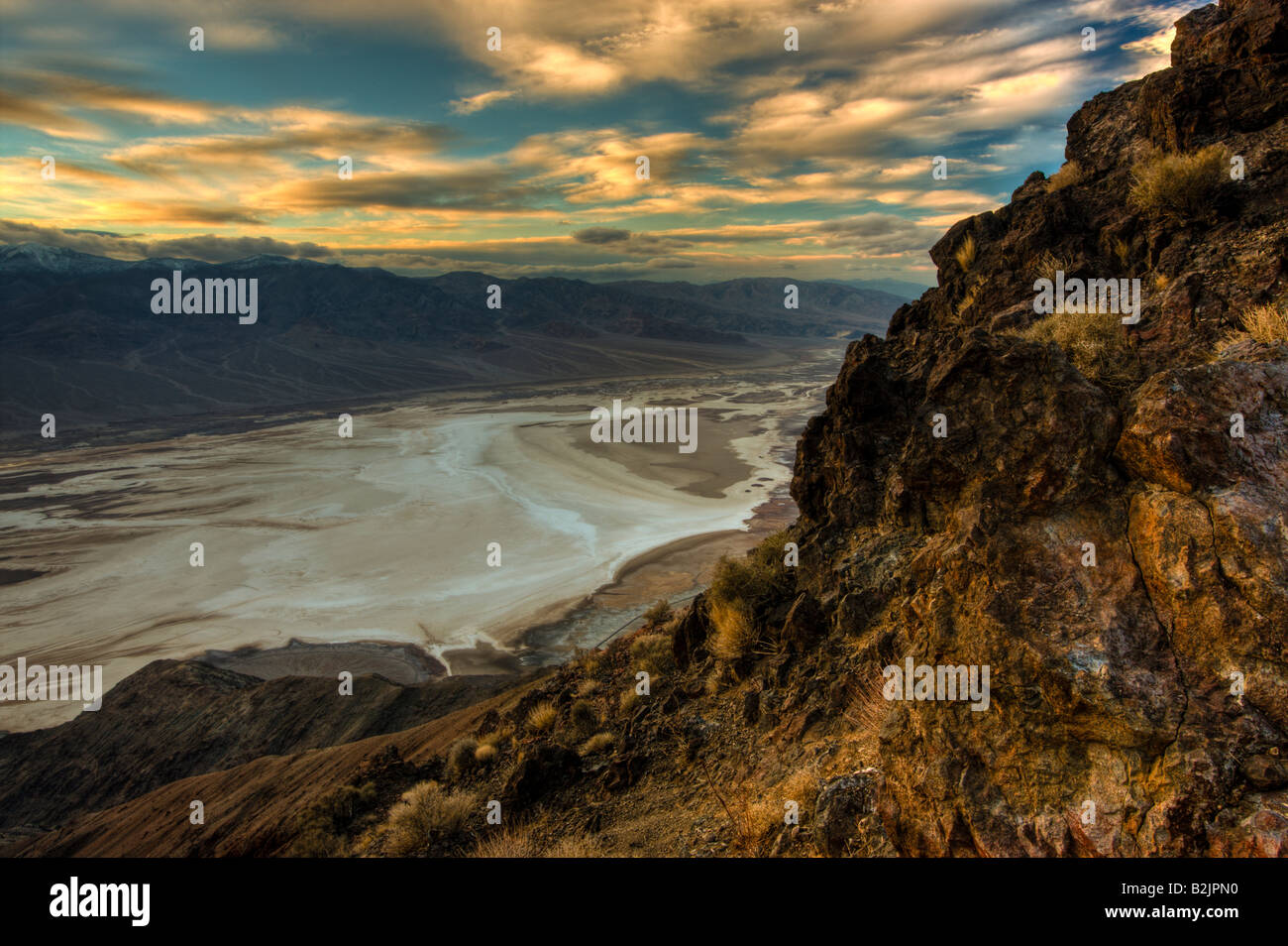 Stromy sky e la Valle della Morte come visto da Dante nella vista Foto Stock