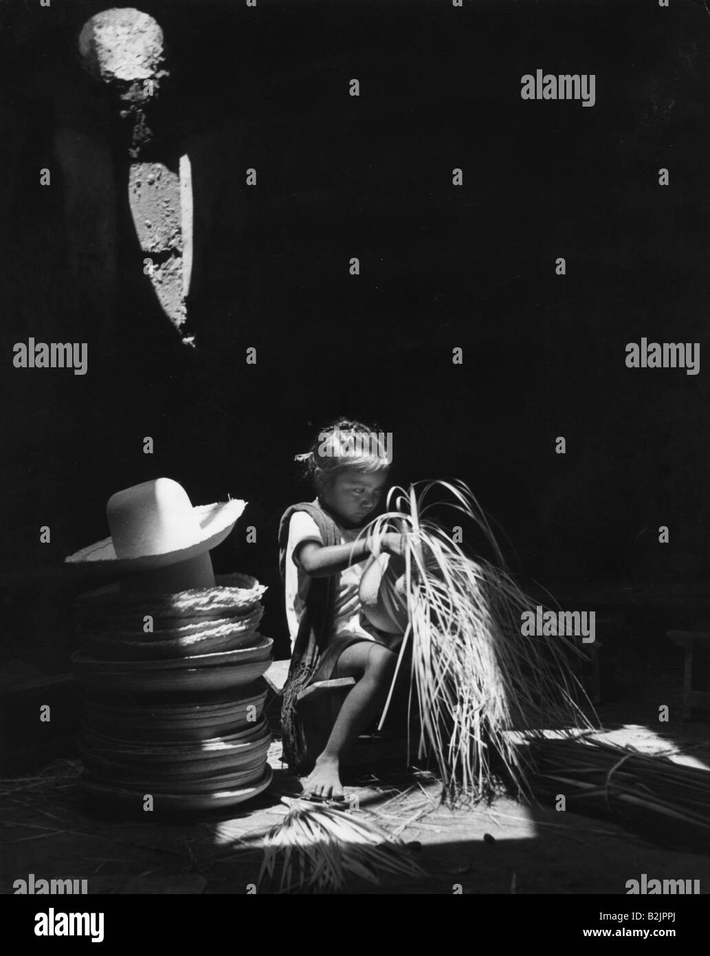 Geografia / viaggio, Messico, persone, bambini, ragazza è vincolante Sombrero capanne in una cantina, imposizione a una scuola, 1950s, Foto Stock