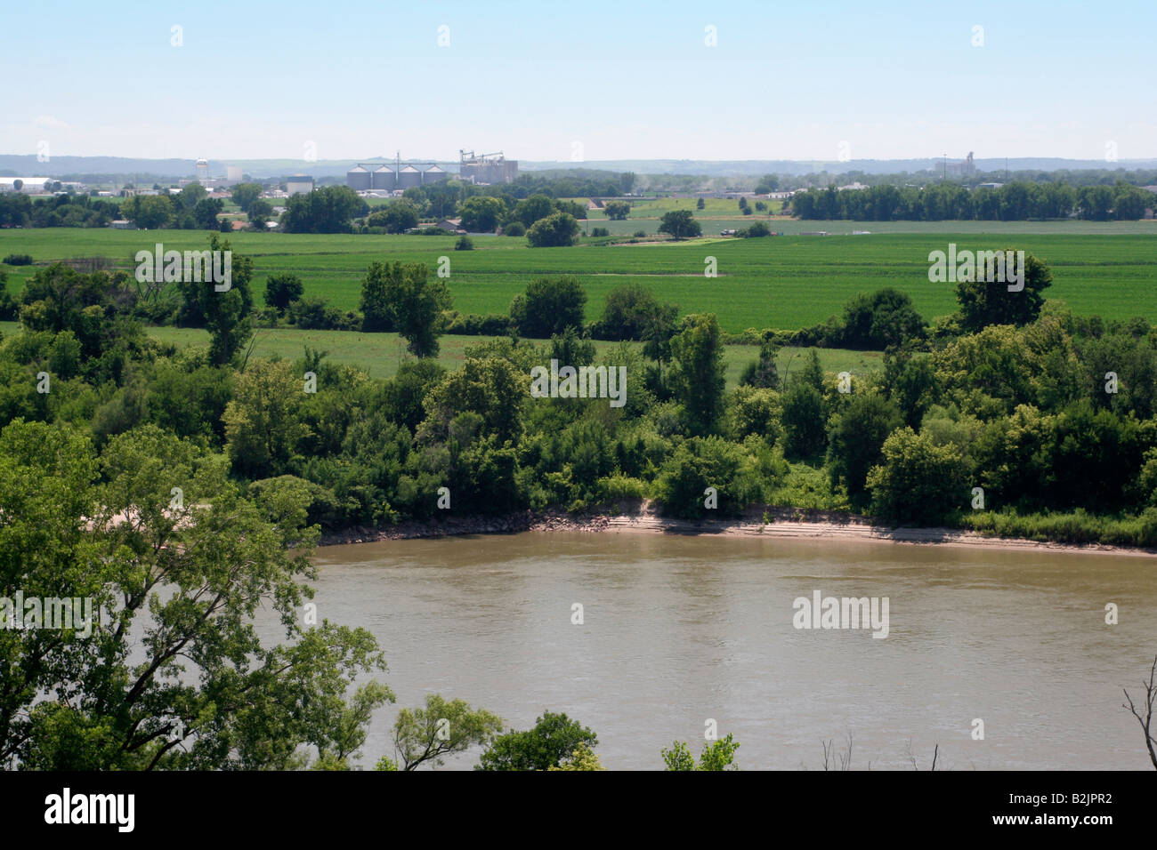 Terreni fangosi Missouri scorre attraverso la valle con lussureggianti prati verdi South Sioux City Nebraska Foto Stock