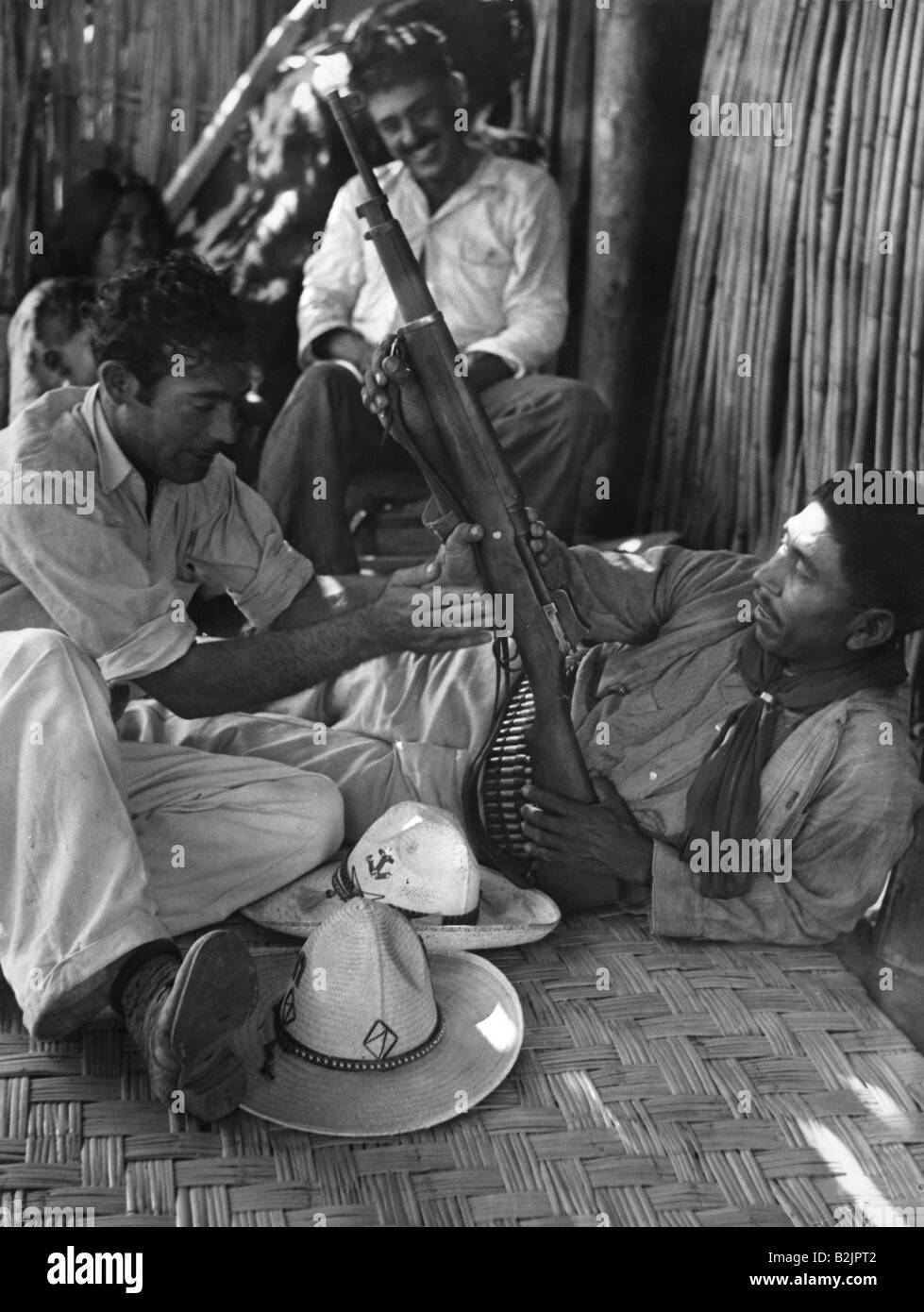 Geografia / viaggio, persone, Yaqui indiano, uomini pulizia fucile, 1950s, Foto Stock
