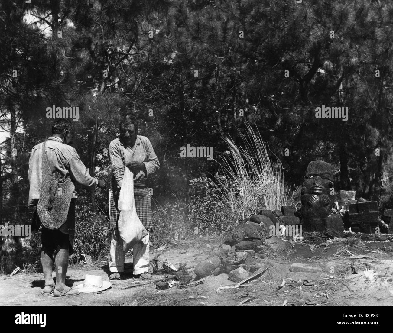 Geografia / viaggio, Guatemala, religione, dio Turkaj, uomini che portano oblazione, Chichicastenango, 1960s, , Foto Stock