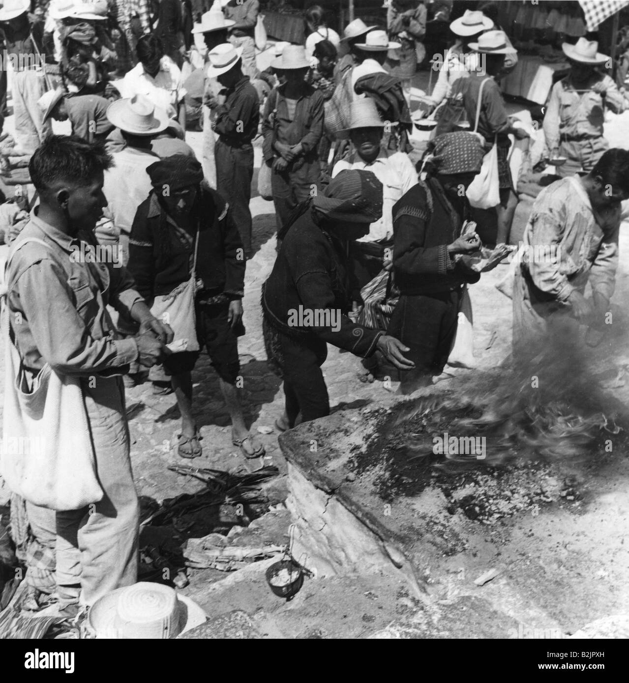 Geografia / viaggio, Guatemala, religione, chiesa Santo Tomas, pregare persone con olibanum, Chichicastenango, 1960s, Foto Stock